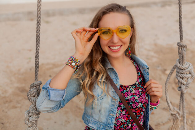 活跃时尚的女人在夏日的沙滩上穿着度假装 在五颜六色的黄色阳光下微笑着快乐年轻海滩夏天