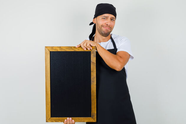 厨师面包师穿着t恤拿着黑板专业面包师专业