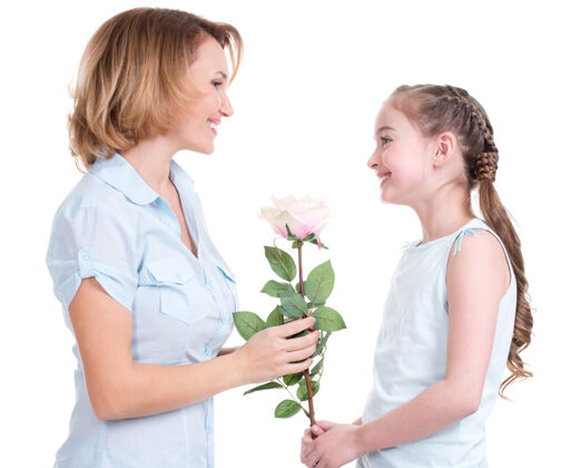 女性妈妈把白玫瑰送给了她的小女儿——与世隔绝年花玫瑰