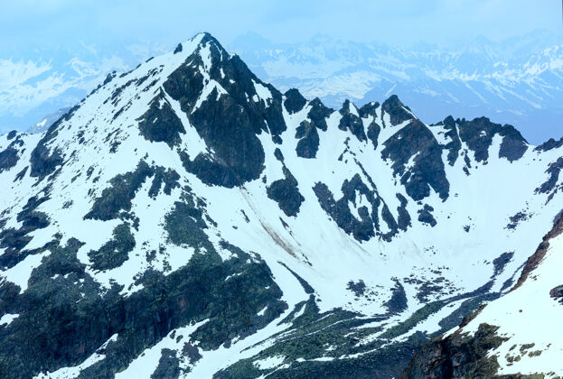 季节从karlesjoch缆索滑雪缆车上站（3108米）观看阴天山景风景悬崖意大利