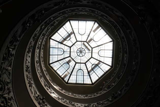 楼梯古老的螺旋楼梯和玻璃天花板在梵蒂冈博物馆 罗马 意大利灯光天花板传统
