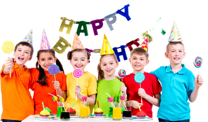 庆祝一群快乐的孩子拿着五颜六色的糖果在生日聚会上玩得很开心-孤立在白色的地板上孩子蛋糕庆祝