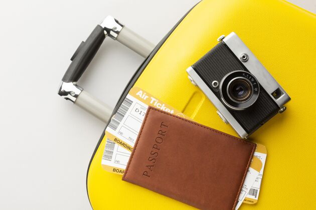 构图带相机和护照的黄色行李旅游水平背景