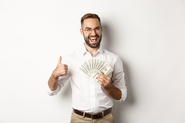 收入激动的富翁手里拿着钱 竖起大拇指表示赞许 站着有钱胡子时髦