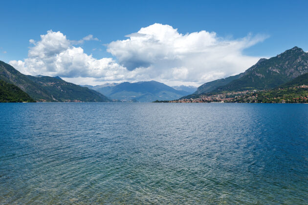 反射阿尔卑斯湖科莫夏季雾景（意大利）山湖涟漪