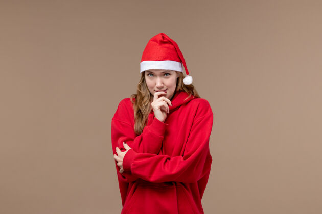 肖像前视图与害羞的棕色背景模型圣诞节圣诞节表情圣诞女孩圣诞节快乐模型