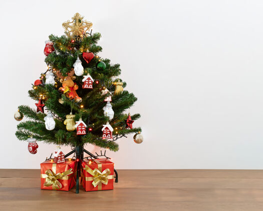 背景一个装饰圣诞树与礼物下的照片礼物圣诞节装饰品