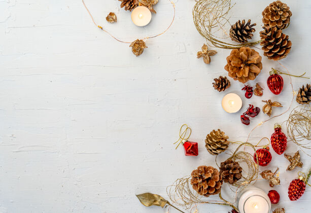 蜡烛头顶拍摄了一个乡村色彩丰富的圣诞花色白色木桌上的空间为您的文字背景闪闪发光头顶