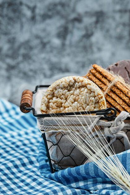 燕麦片一篮子饼干和一块桌布美味巧克力面包房
