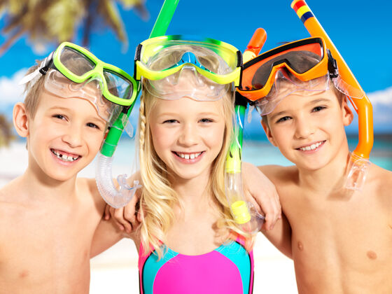 享受快乐的孩子们在海滩上玩耍的画像男孩海岸泳装