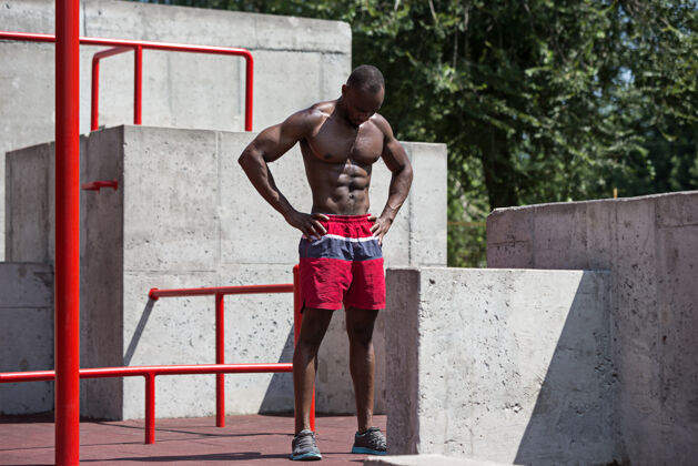 拉力健身运动员在体育场做运动非裔或非裔美国男子在城市户外拉起体育锻炼健身 健康 生活方式的概念体操运动员能量非洲