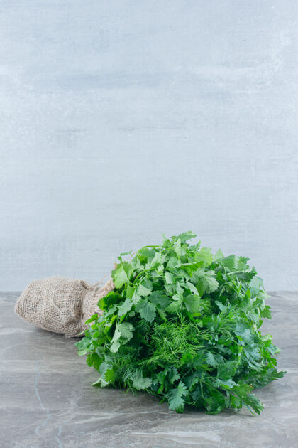 蔬菜用一块布包在大理石上的新鲜蔬菜顶视图装饰沙拉