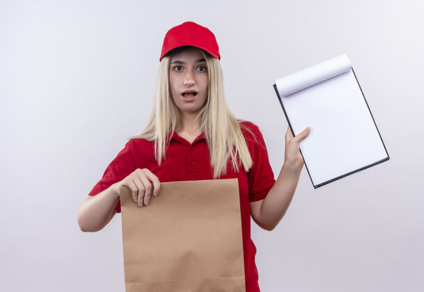 红色一个年轻女孩穿着红色t恤 戴着帽子 戴着牙套 手里拿着纸袋 手上拿着剪贴板 背景是白色的女孩T恤惊讶