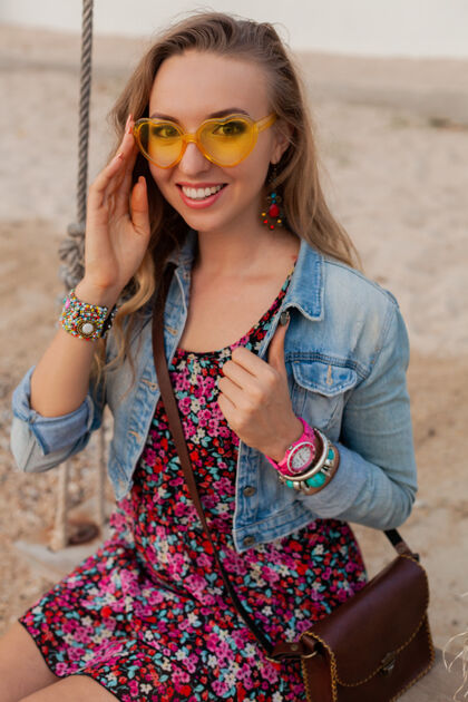 肖像时尚的女人在夏日的沙滩上穿着度假装 在五颜六色的黄色阳光下微笑着快乐人人模特