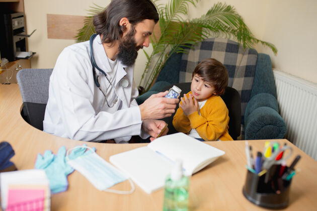 胸部儿科医生在舒适的医疗室给一个孩子做检查保健 童年 医学 保护和预防的概念小男孩信任医生 感觉平静 积极的情绪医疗疾病专业