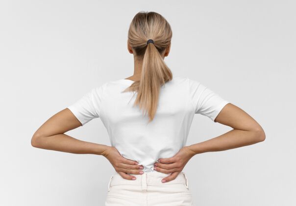 运动背痛的女人背部治疗学愈合