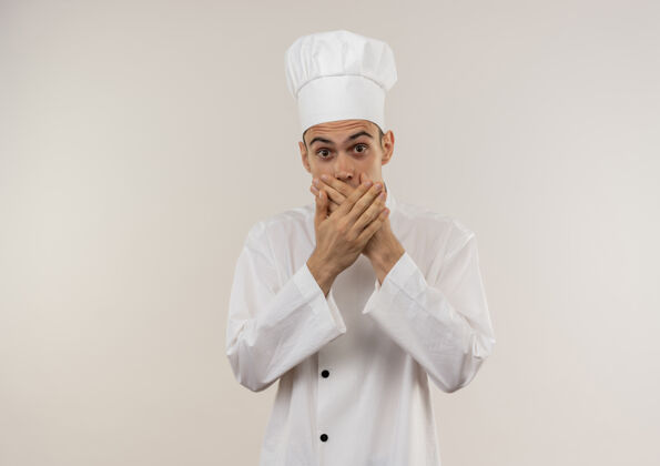 盖惊讶的年轻男厨师穿着厨师制服捂着嘴用手抄空间厨师穿男