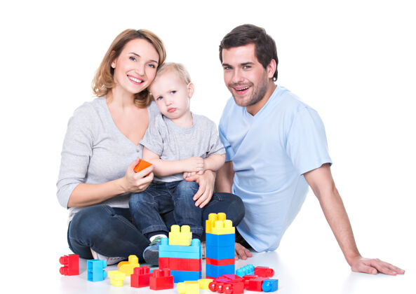 家庭快乐微笑的年轻父母与婴儿玩耍的肖像-白色隔离拥抱孩子男孩