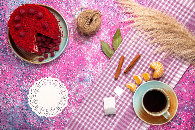糖红色覆盆子蛋糕的顶视图 粉色表面有桂皮橘子和茶饼干食物热的