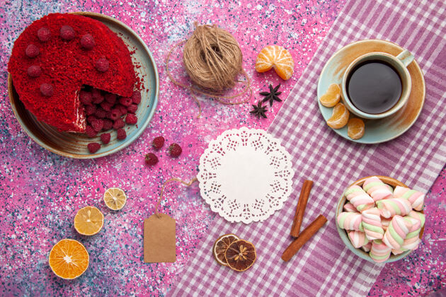 银行红色覆盆子蛋糕的顶视图 粉色表面有桂皮橘子和茶粉末钱饼干