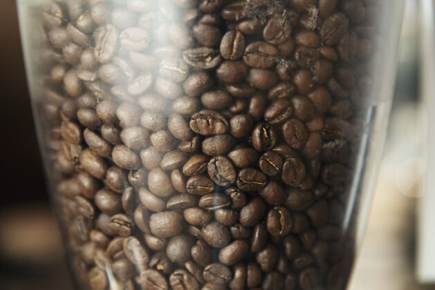 研磨机咖啡豆研磨机特写镜头生的天然咖啡