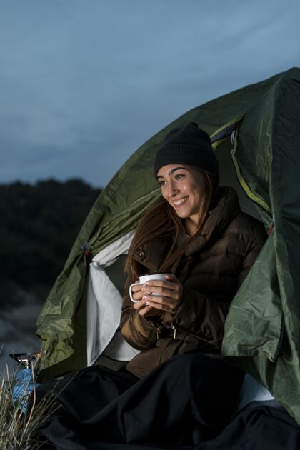 世界女人露营 端着一杯茶世界各地旅行户外