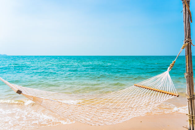 风景空旷的白色吊床环绕着海边的海洋 是休闲旅游度假的理念海洋风景风景