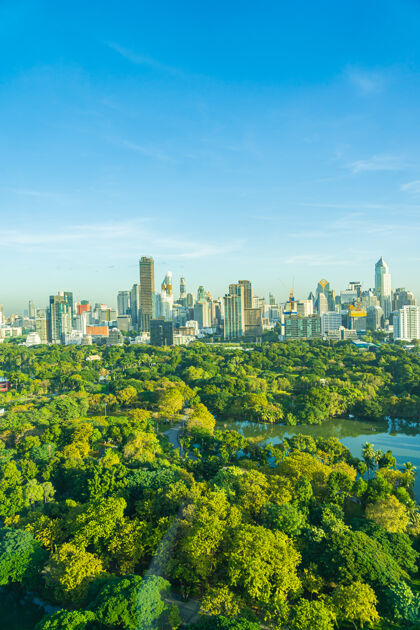 景观泰国曼谷隆皮尼公园周围的城市建筑和美丽的城市景观花园高摩天大楼