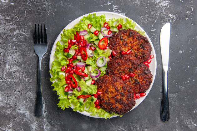 胡椒顶视图美味的肉排与新鲜沙拉上的灰色背景照片肉菜食品顶部西红柿新鲜