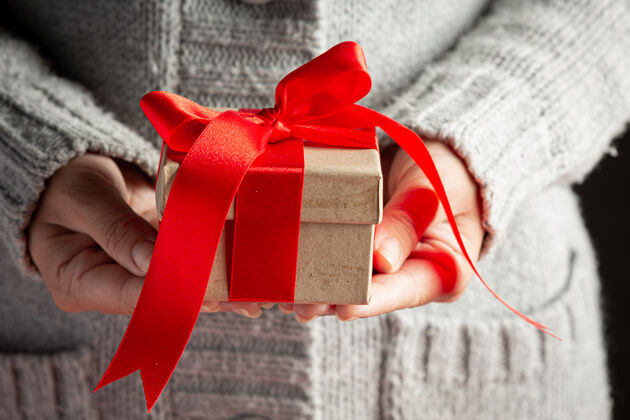 场合女人手里拿着红丝带礼盒礼品盒圣诞物体