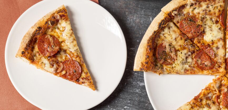 餐盘子上的意大利香肠披萨俯视图食品马苏里拉吃