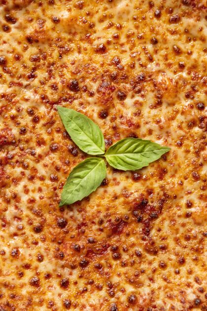 意大利顶视图芝士披萨与罗勒叶食品吃吃