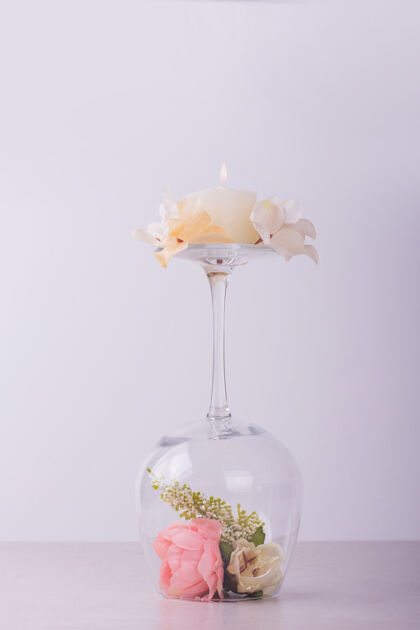 蜡烛酒杯和蜡烛里的鲜花酒杯花瓣叶