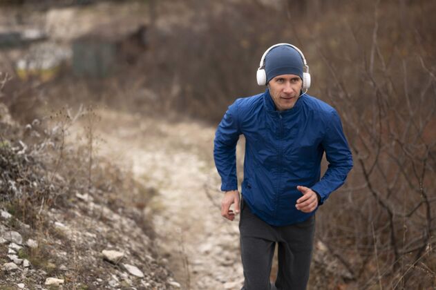 健康年轻人在大自然的小路上奔跑健身跑步运动