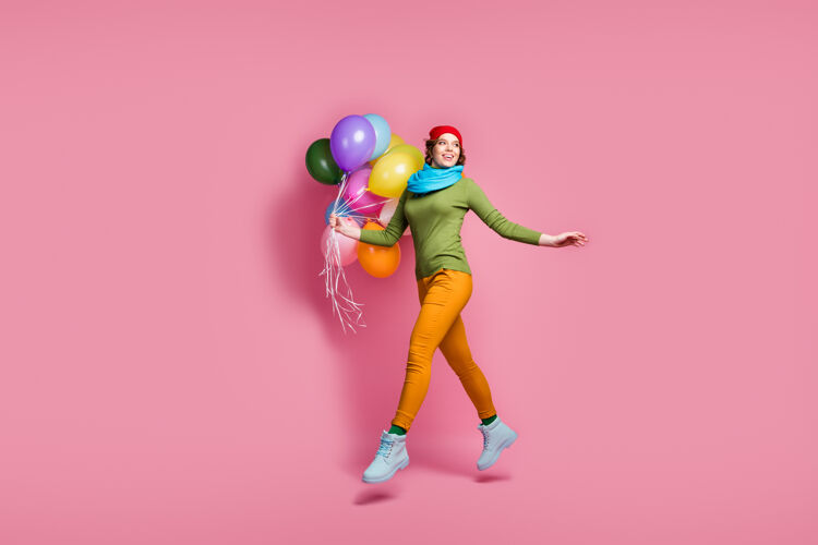 情绪开朗梦幻女孩跳伞抱着许多空气球巴龙看复制空间去散步享受春天穿红色毛衣鞋隔离粉红色墙壁氦年轻空气