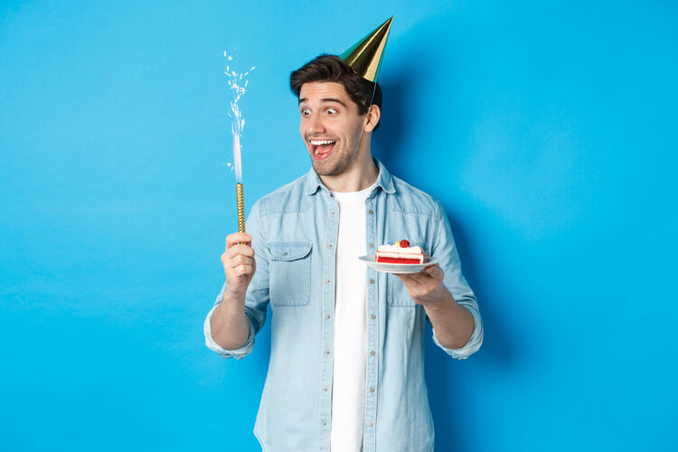 成人年轻人戴着派对帽庆祝生日快乐情感积极男性