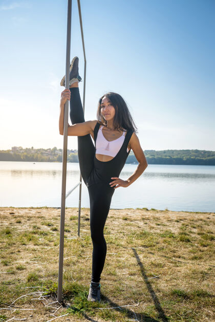 自然白天在湖边锻炼身体的运动型年轻女子健活理念健活方式户外
