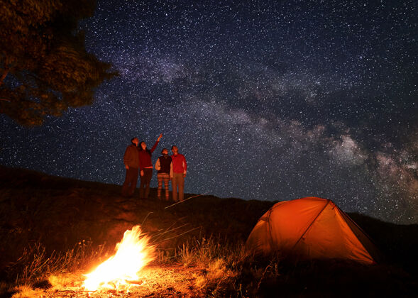 营地远足者靠近营火和帐篷在夜间露营旅行乳白色火