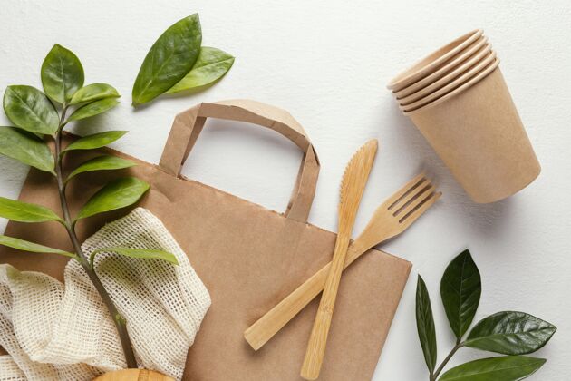 可持续发展纸袋和杯子在旁边木制餐具环保纸袋