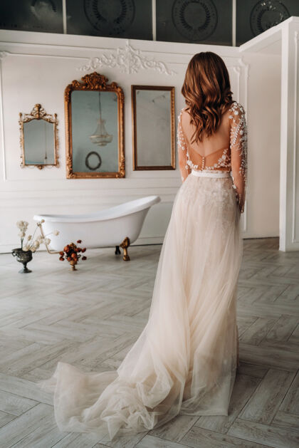 镜子一个穿着婚纱的豪华新娘早上在她的室内漂亮的礼服女士内饰
