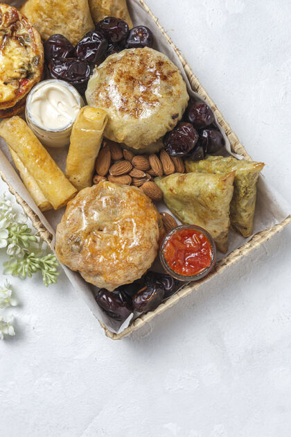 阿拉伯食品传统的阿拉伯风味小吃 配杏仁和大枣摩洛哥食物街头美食概念阿拉伯午餐小吃