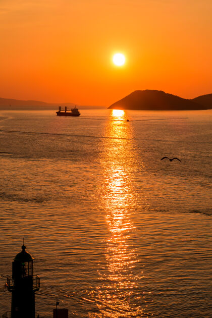 反射亚得里亚海的夕阳和船在克罗地亚斯普利特港入口处的倒影中嬉戏码头旅游地中海