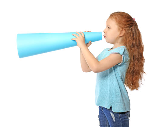 声音可爱的小女孩用白色的纸扩音器可爱公众抗议