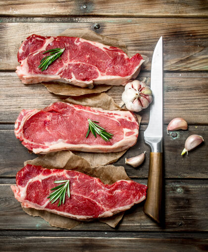 牛排原汁原味的大理石花纹牛排放在乡村餐桌上蛋白质准备牛肉