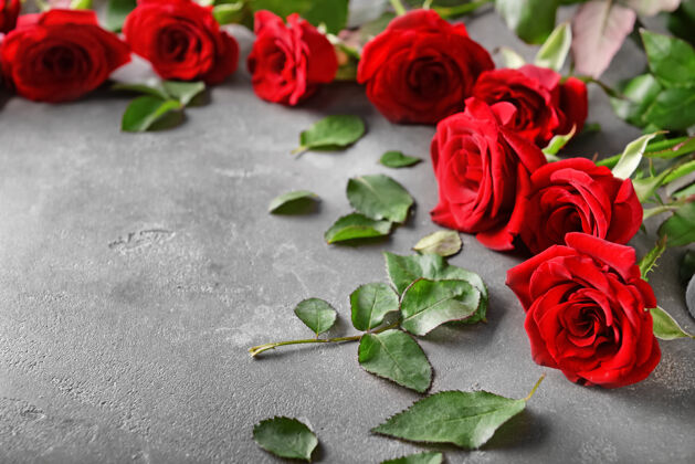 玫瑰美丽的红玫瑰放在灰色的桌子上自然背景花