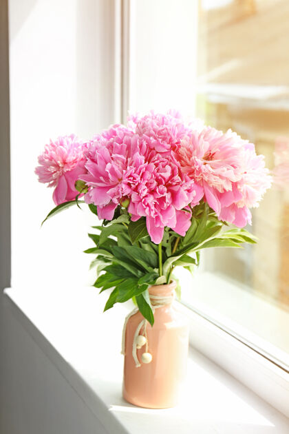 美丽窗台上一束美丽的牡丹花花序花束花