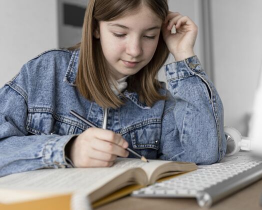 电子特写女孩阅读知识课程在线