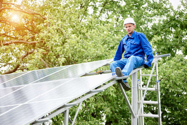 环境安装独立太阳能光伏板系统电工储蓄技术人员