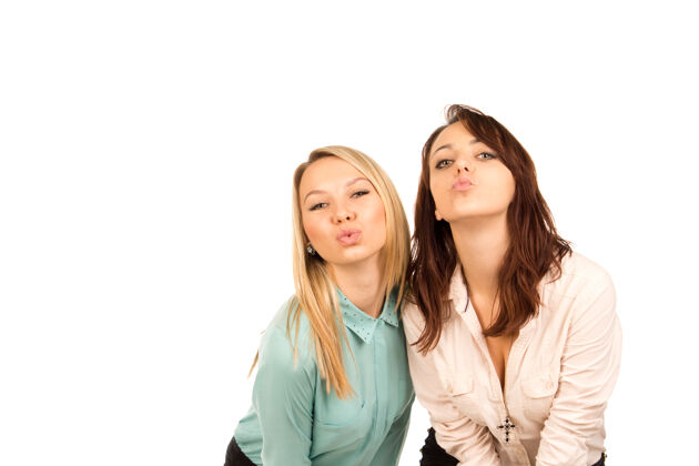 青少年两个可爱淘气的年轻女孩站在一起 噘着嘴 寻找一个吻时尚人女人