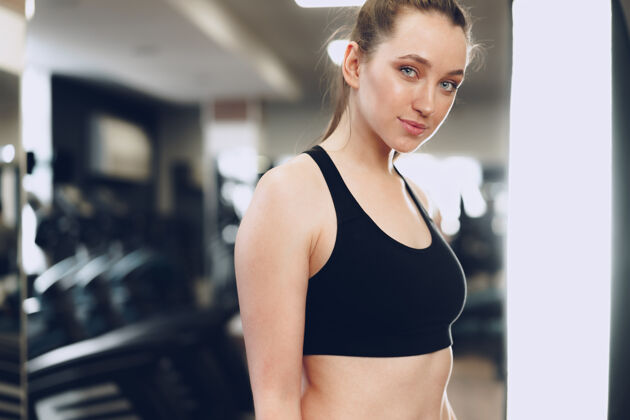 人一个年轻的运动型白人女子在健身俱乐部训练的肖像训练年轻运动